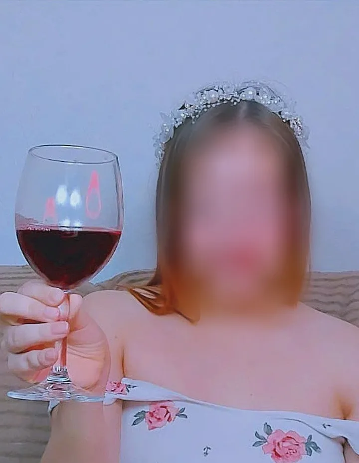 Manuela, 28