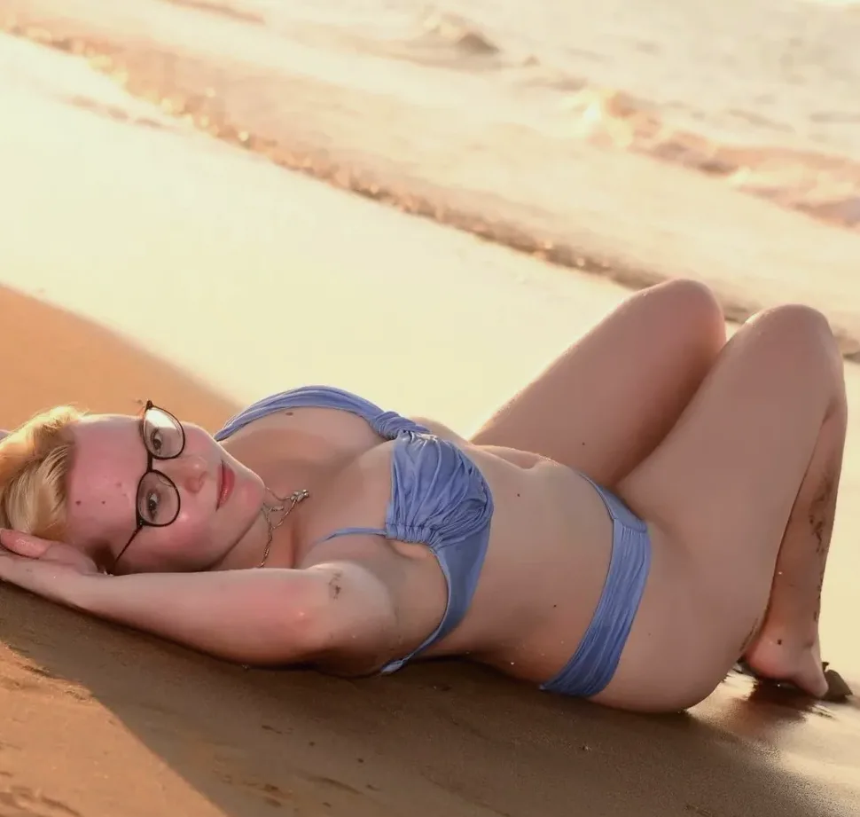Sandra, 25